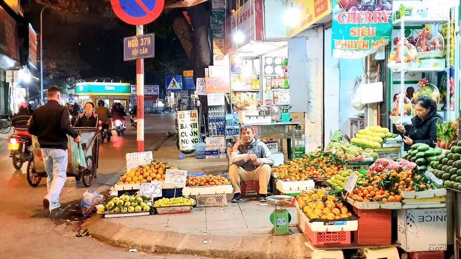 Chủ một hàng hoa quả đầu ngõ 379 phố Đội Cấn đã bày hàng ra chiếm hết vỉa hè.