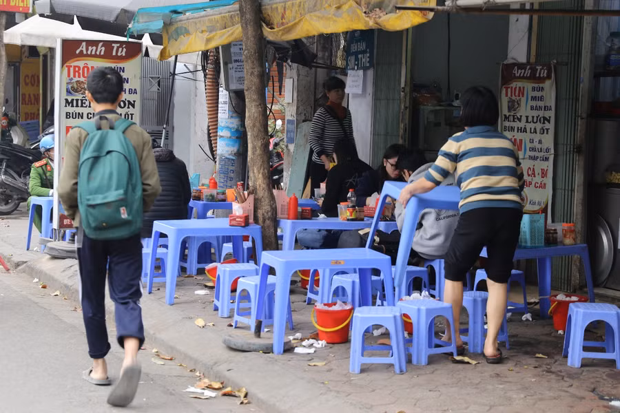 Tình trạng lấn chiếm vỉa hè, lòng đường tại Hà Nội đã diễn ra từ lâu. Thành phố đã nhiều lần ra quân xử lý tình trạng này để trả lại hè phố cho người đi bộ. Tuy nhiên sau một thời gian kiên quyết, đến nay tình trạng lấn chiếm vỉa hè trên các tuyến đường vẫn chưa được khắc phục, thậm chí tái diễn phức tạp hơn, nhất là dịp gần Tết.