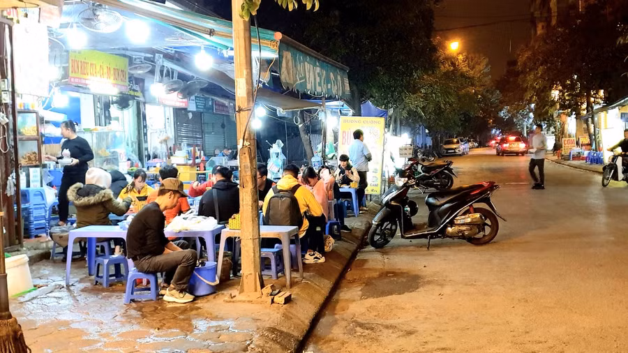 Vào dịp cận Tết Nguyên đán, do nhu cầu mua bán của người dân tăng cao, việc kinh doanh các loại hình dịch vụ diễn ra nhộn nhịp, tình trạng người dân lấn chiếm vỉa hè, lòng đường để buôn bán càng trở nên phức tạp.