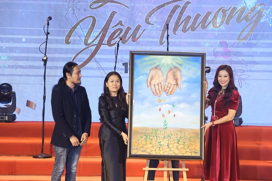 Bà Hoàng Nguyễn Thu Thảo – Tổng Giám đốc NHG và họa sĩ Phan Vũ Linh trao bức tranh “Người gieo mầm tri thức” cho Tổng giám đốc tập đoàn đầu tư & truyền thông Nam Hương – người đã đấu giá thành công bức tranh với giá trị 160 triệu đồng