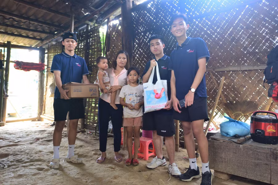 Chứng kiến những ngôi nhà lợp tranh sơ sài, các em mong muốn làm thật nhiều để góp phần tạo nên thay đổi cho người dân Chứng kiến những ngôi nhà lợp tranh sơ sài, các em mong muốn làm thật nhiều để góp phần tạo nên thay đổi cho người dân