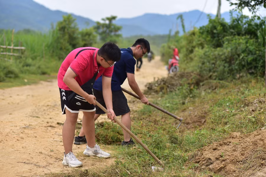 Lần đầu tiên tham gia trồng cây, các em học sinh TH School không ngại ngần cầm cuốc, xẻng hay chịu lấm lem Lần đầu tiên tham gia trồng cây, các em học sinh TH School không ngại ngần cầm cuốc, xẻng hay chịu lấm lem