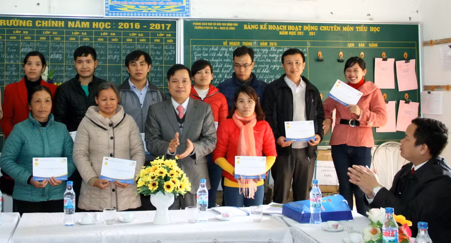 Mang Tết đến với giáo viên vùng cao Đồng Văn