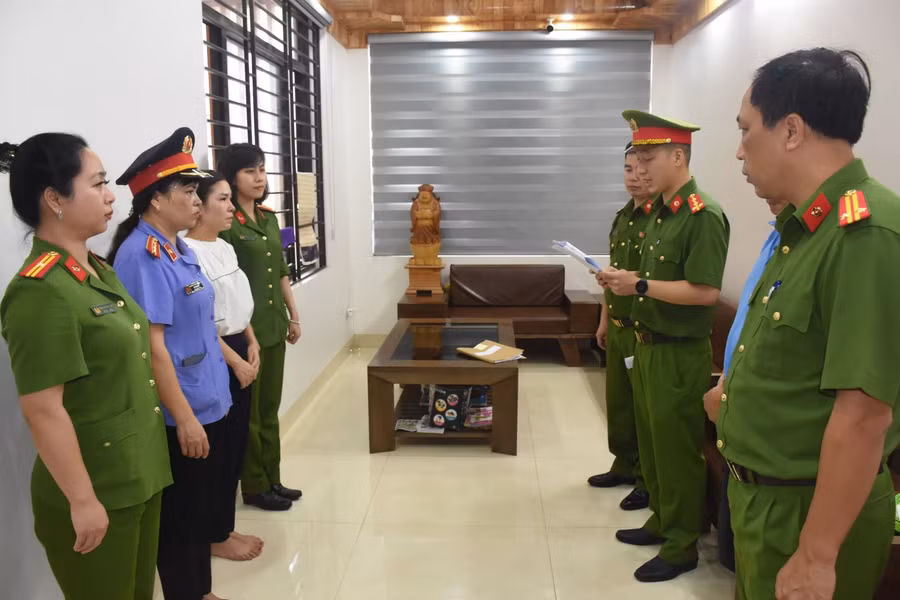 Cơ quan điều tra tống đạt lệnh bắt tạm giam bị can Lê Thị Dung. (Ảnh: CATH).
