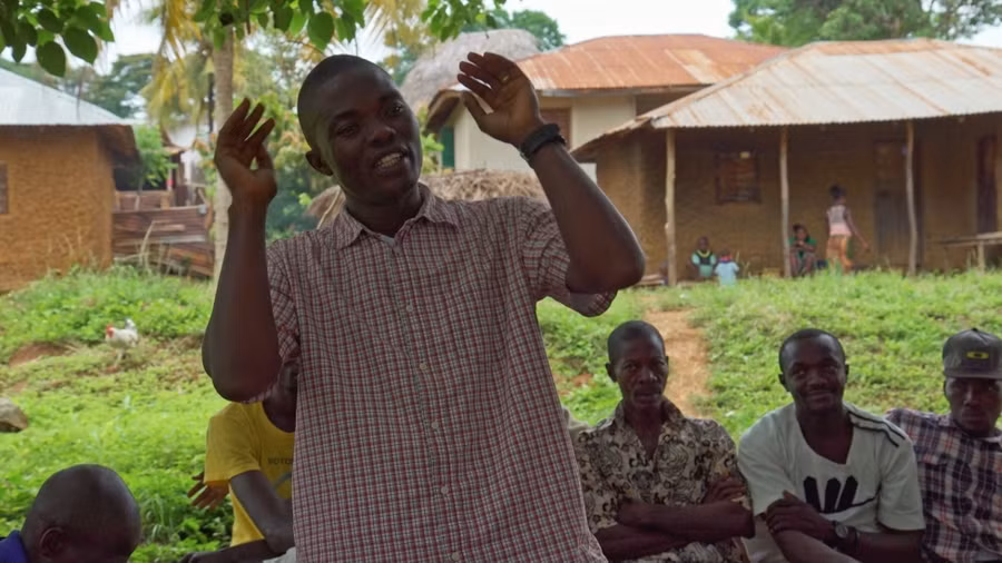 Các học viên đang nghe thầy giáo giảng tại lớp học dành cho những người chồng ở Sierra Leone