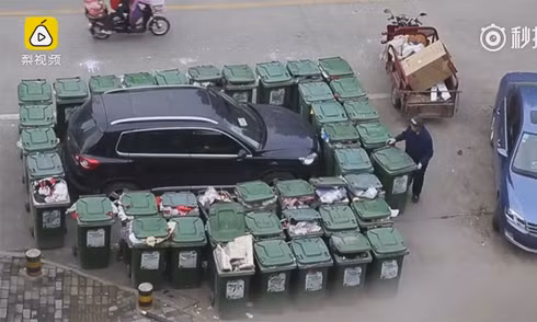 Chiếc SUV bị hàng chục thùng rác quây kín ở một đầu đường