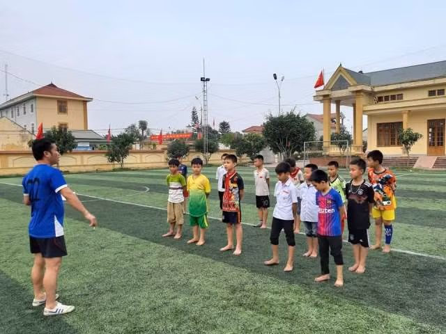 Lớp năng khiếu bóng đá cho thiếu niên và nhi đồng xã Mĩ Lộc (Can Lộc) phải huy động nguồn lực xã hội hóa 100%.