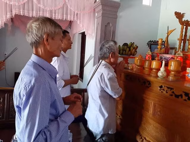 Gia đình ông Nguyễn Dục thắp hương tri ân liệt sĩ Lê Xuân Trạc tại nhà ông Lê Xuân Nga (Thanh Hóa)