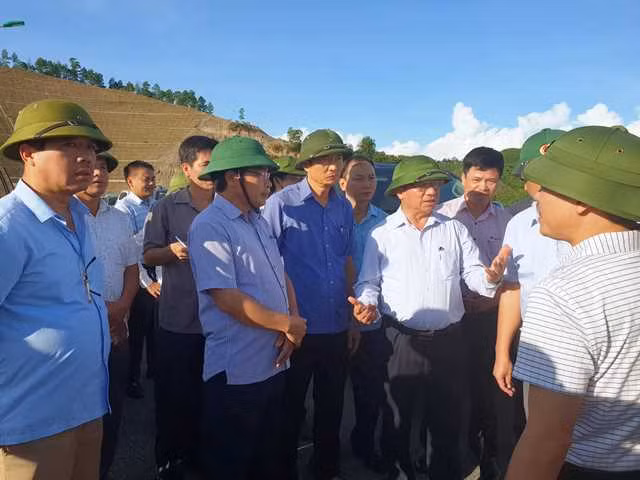 Đoàn công tác Bộ NN&PTNT và tỉnh Hà Tĩnh thị sát hiện trường, truy nguyên nhân gây hiện tượng ô nhiễm đập dâng Ngàn Trươi. Đoàn công tác Bộ NN&PTNT và tỉnh Hà Tĩnh thị sát hiện trường, truy nguyên nhân gây hiện tượng ô nhiễm đập dâng Ngàn Trươi.