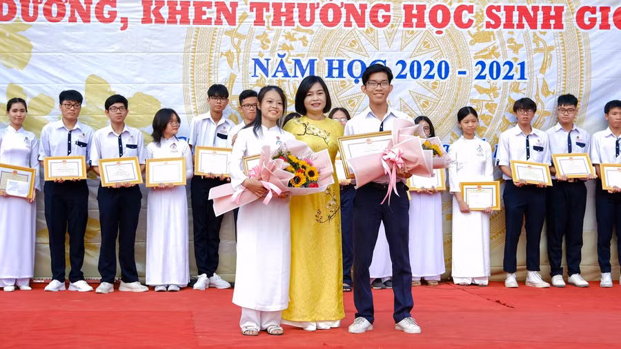 Quan Phương Khánh và Trần Tuấn Ngọc tại lễ tuyên dương HS giỏi quốc gia do Sở GD&ĐT TP Cần Thơ tổ chức.