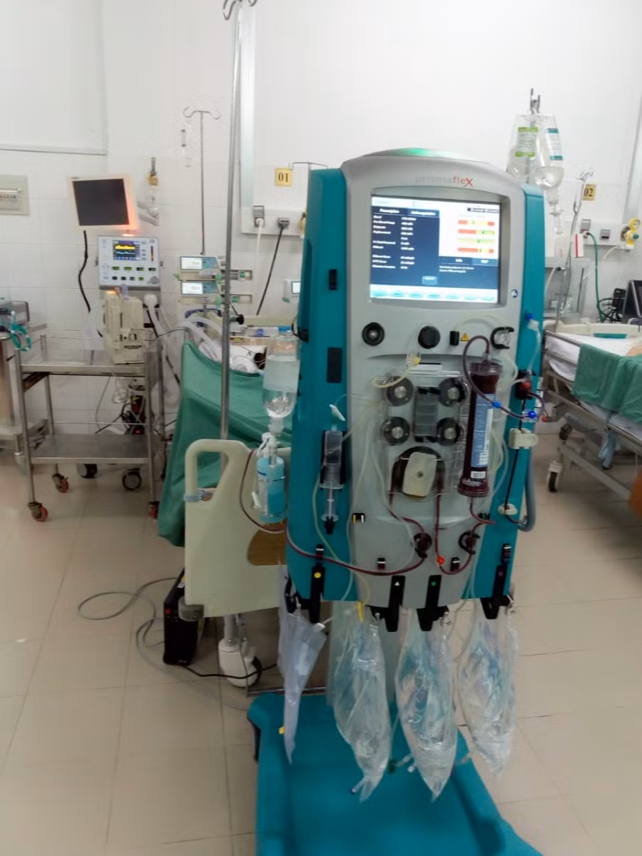 Bệnh nhân được lọc máu liên tục.