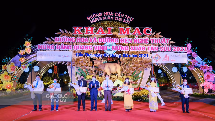 Đại diện ban tổ chức tặng hoa cho các nhà tài trợ.