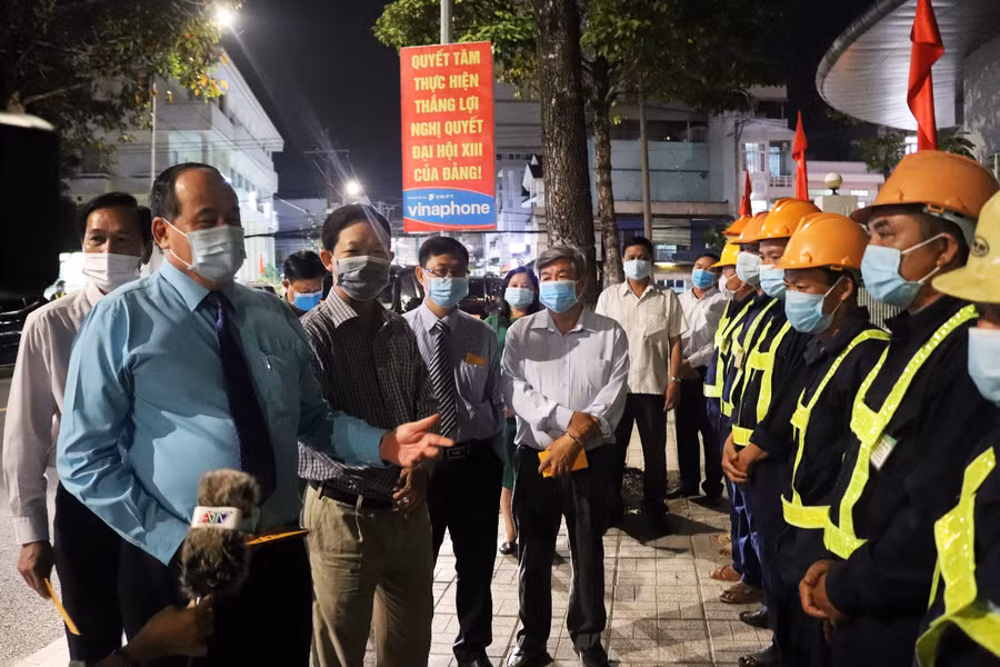 Đoàn đến thăm và chúc Tết công nhân làm vệ sinh đường phố của Công ty Cổ phần Môi trường Đô thị An Giang (Ảnh CTTĐT An Giang).