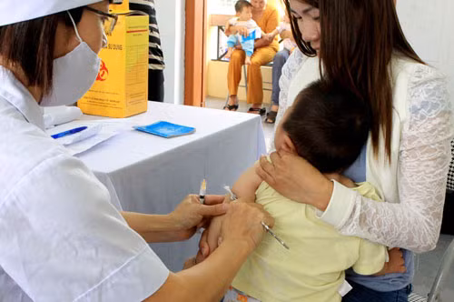 Sau một tuổi, trẻ được tiêm miễn phí văcxin phòng bạch hầu-ho gà-uốn ván; sởi-rubella và viêm não Nhật Bản. Ảnh: H.B.