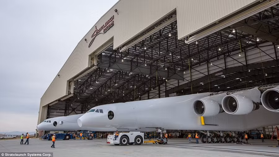 Stratolaunch, sẽ cho phép tên lửa có sự khởi động trên đầu kể từ khi chúng sẽ được đưa lên bầu trời trước khi chúng khởi động vào không gian