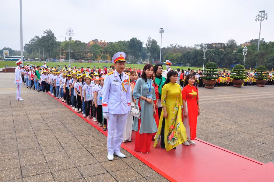 Cô trò nhà trường xếp hàng vào Lăng viếng Chủ tịch Hồ Chí Minh trong không khí trang nghiêm, thành kính. Cô trò nhà trường xếp hàng vào Lăng viếng Chủ tịch Hồ Chí Minh trong không khí trang nghiêm, thành kính.