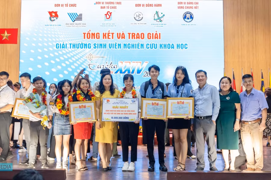 Niềm vui của thầy và trò trong lễ trao giải thưởng. Niềm vui của thầy và trò trong lễ trao giải thưởng.