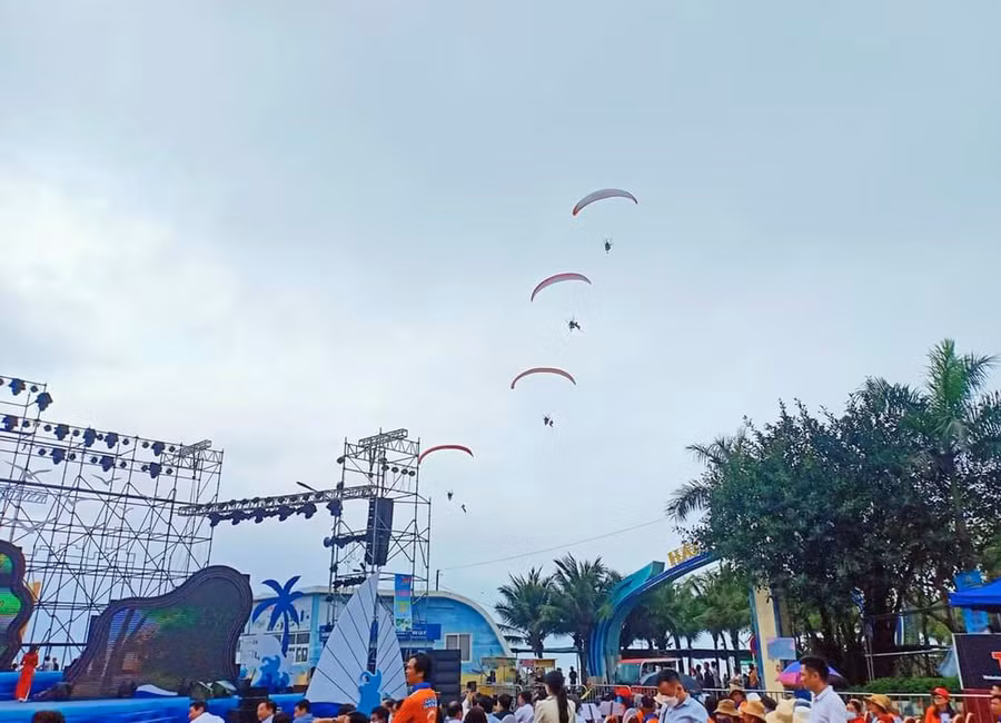 Sáng 28/4, tại sân khấu trung tâm quảng trường biển Hải Tiến đã diễn ra lễ khai mạc Festival dù lượn lần đầu tiên tổ chức tại biển Hải Tiến (Hoằng Hóa, Thanh Hóa). Đây là hoạt động trong khuôn khổ Lễ hội du lịch biển Hải Tiến năm 2023. Ảnh: LT.