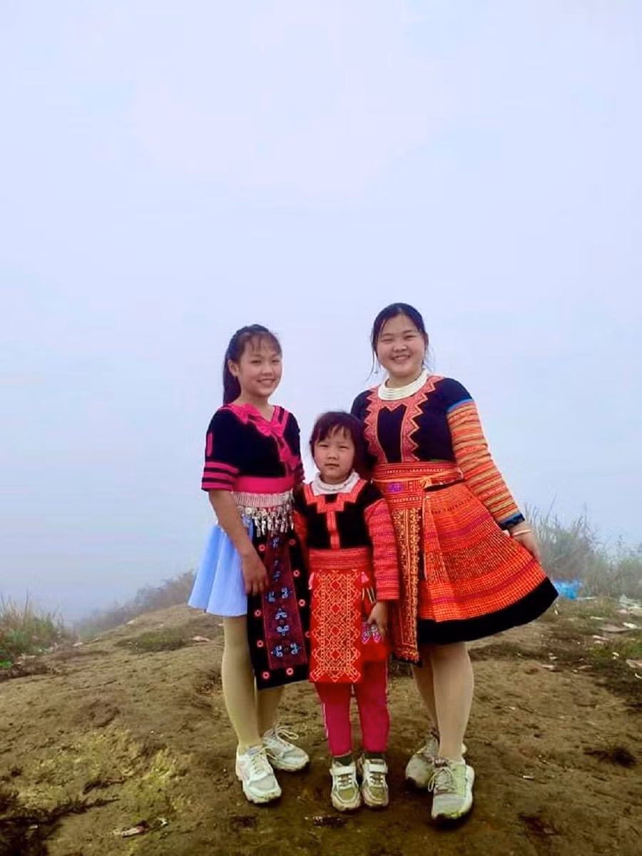 Nữ sinh người dân tộc Mông Giàng Thị Si (ngoài cùng bên phải) luôn cố gắng nỗ lực mỗi ngày để thay đổi cuộc sống.