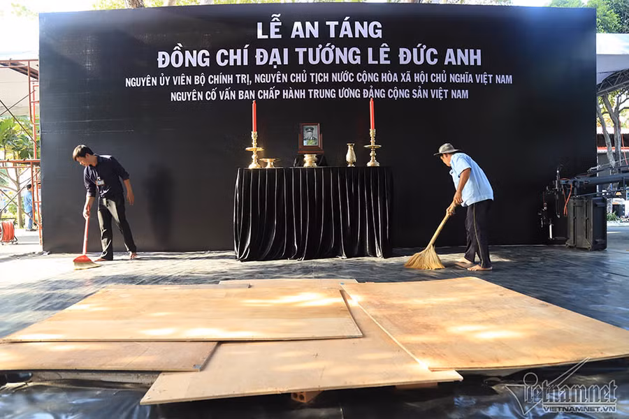 Nhân viên nghĩa trang quét dọn quanh khu vực đặt linh cữu Hình ảnh nơi an nghỉ của Đại tướng Lê Đức Anh