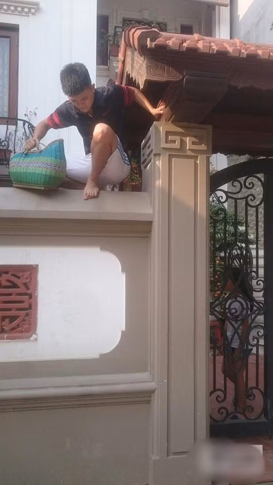 Trốn vợ đi đá gà, thanh niên gặp cái kết đắng ngắt, bị nhốt vào lồng y như gà: Có nỗi khổ nào bằng nỗi khổ lấy vợ!