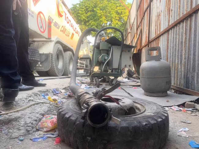 Bơm thủy lực được ông Cần dùng để san chiết gas. Bơm thủy lực được ông Cần dùng để san chiết gas.