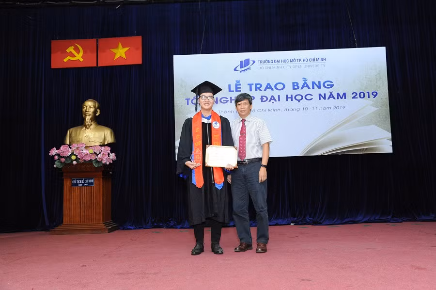Th.S Nguyễn Thành Nhân - Phó hiệu trưởng Trường ĐH Mở TP.HCM trao bằng tốt nghiệp cho sinh viên.