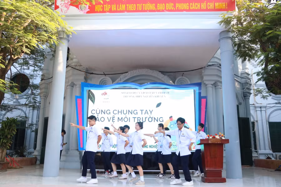 Hoạt động tuyên truyền dưới cờ cũng là một hình thức tuyên truyền về bảo vệ môi trường hiệu quả.