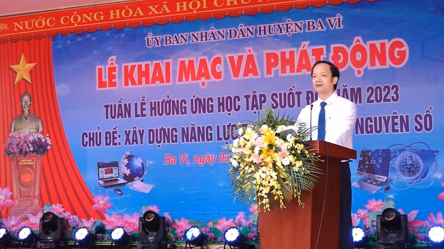 Ông Nguyễn Đức Anh - Phó Chủ tịch UBND huyện Ba Vì phát biểu tại buổi lễ. Ông Nguyễn Đức Anh - Phó Chủ tịch UBND huyện Ba Vì phát biểu tại buổi lễ.