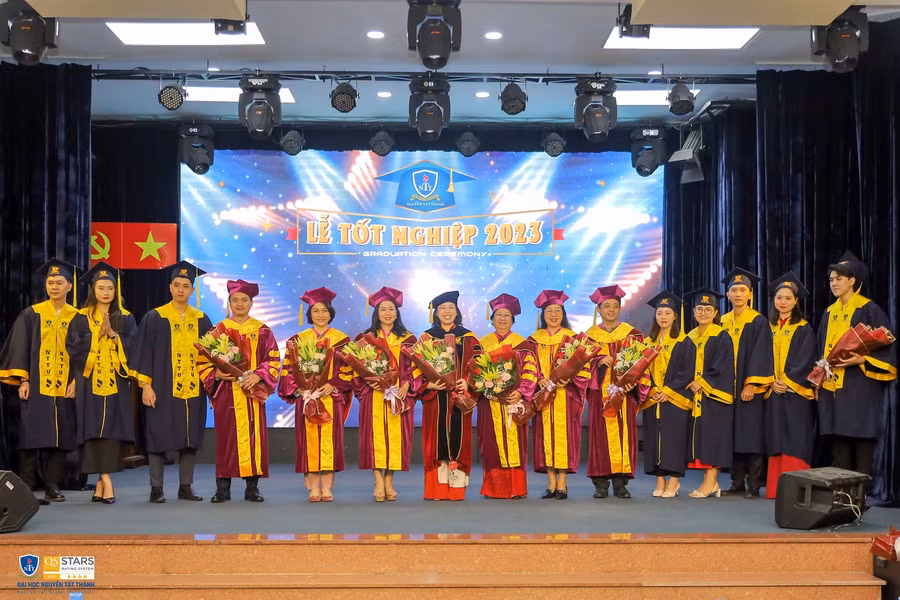Lãnh đạo Nhà trường và các khoa nhận hoa tri ân từ sinh viên. Lãnh đạo Nhà trường và các khoa nhận hoa tri ân từ sinh viên.