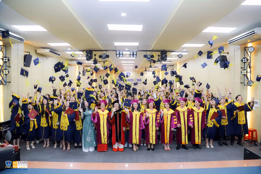 Các tân cử nhân trong ngày vui tốt nghiệp. Các tân cử nhân trong ngày vui tốt nghiệp.