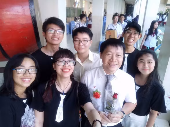 Thầy Huỳnh Ngô Thanh Dũng với các học trò - Ảnh: Quỳnh Như