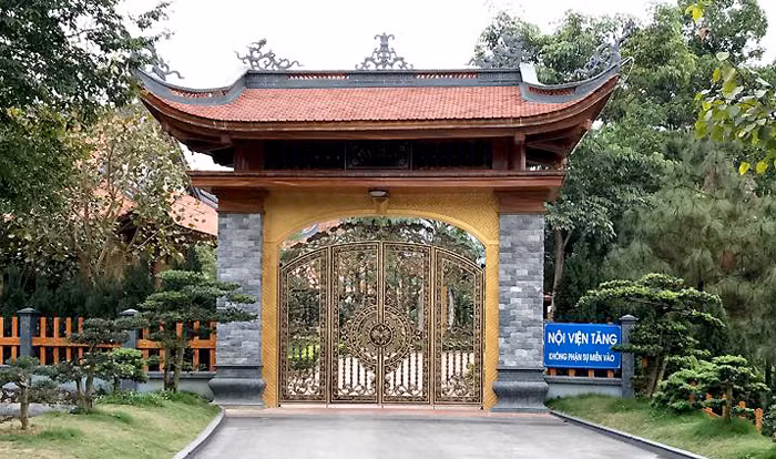 Khu nội viện tăng luôn đóng cổng, bên ngoài treo biển không phận sự miễn vào. Ảnh: Minh Cương