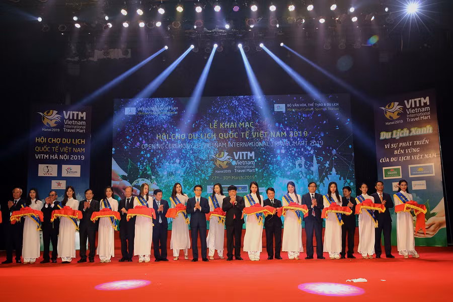 Các đại biểu cắt băng khai mạc Hội chợ Du lịch quốc tế Việt Nam - VITM Hà Nội 2019. Ảnh: T.G
