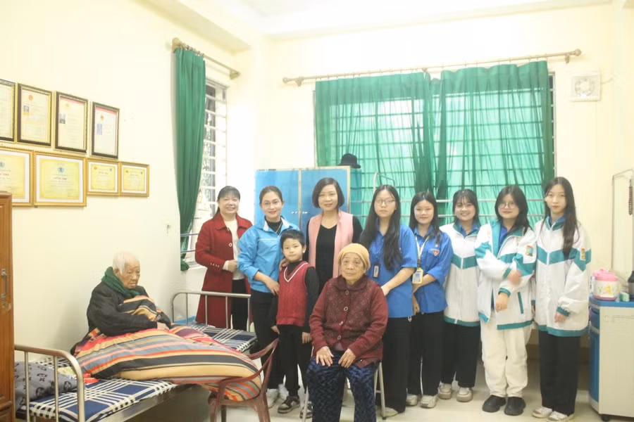 Tuyết Mai (ngoài cùng bên phải) tham gia hoạt động tình nguyện do Đoàn trường tổ chức. Tuyết Mai (ngoài cùng bên phải) tham gia hoạt động tình nguyện do Đoàn trường tổ chức.