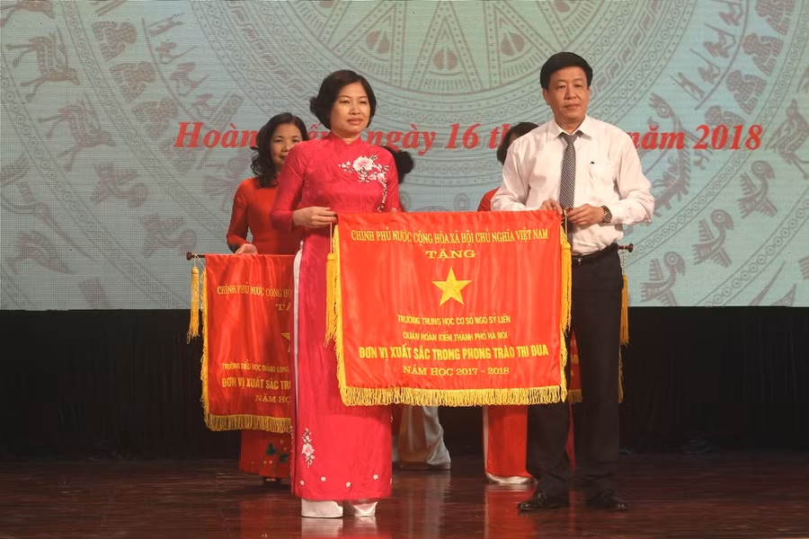 Ngành GD-ĐT Hoàn Kiếm (Hà Nội) tuyên dương, khen thưởng điển hình tiên tiến năm 2018 ảnh 7