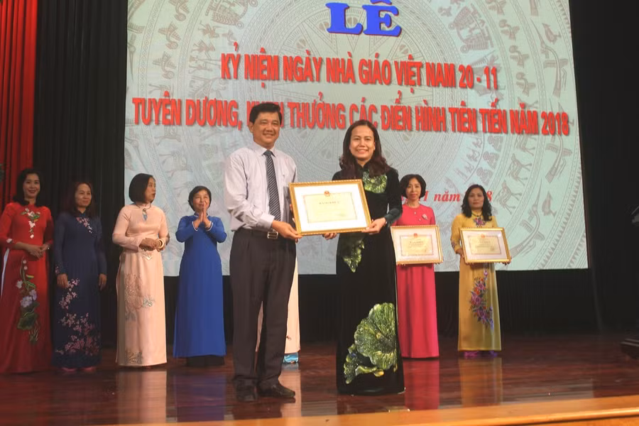 Ngành GD-ĐT Hoàn Kiếm (Hà Nội) tuyên dương, khen thưởng điển hình tiên tiến năm 2018 ảnh 8