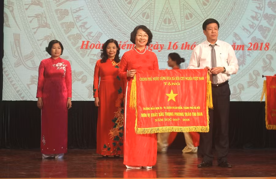Ngành GD-ĐT Hoàn Kiếm (Hà Nội) tuyên dương, khen thưởng điển hình tiên tiến năm 2018 ảnh 5