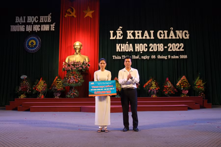 Khen thưởng sinh viên đạt thành tích cao