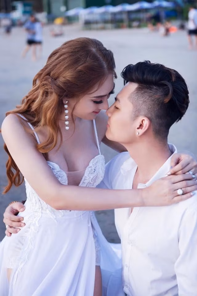 Người đẹp từng chia sẻ với báo giới rằng cô có thể kiếm được mấy chục triệu trong vài tiếng đồng hồ đi hát, thậm chí một show diễn trong nước cũng lên đến con số hàng trăm triệu, chưa kể lưu diễn nước ngoài. 