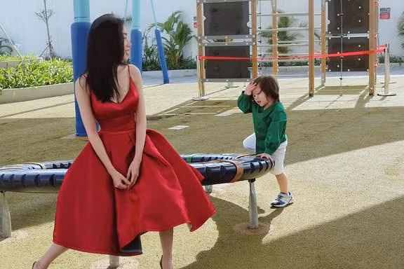 Chồng Tây vừa bị lộ danh tính, Elly Trần lại tiết lộ câu chuyện gia đình đầy bất ngờ - Ảnh 6. Chồng Tây vừa bị lộ danh tính, Elly Trần lại tiết lộ câu chuyện gia đình đầy bất ngờ-6