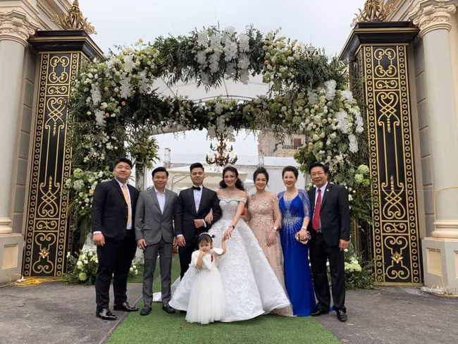 Vừa lộ diện, em trai ruột của cô dâu sống trong lâu đài 7 tầng đã được gần 1000 cô gái kết bạn Facebook-5