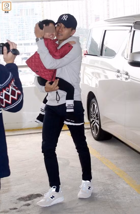 Sợ con gái quên mất mặt mẹ, Dương Mịch đã bất ngờ có hành động này nhưng lại bị mỉa mai - Ảnh 2. Sợ con gái quên mất mặt mẹ, Dương Mịch đã bất ngờ có hành động này nhưng lại bị mỉa mai - Ảnh 2.