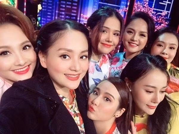 Quỳnh búp bê gây choáng vì sở hữu chiếc cằm xuyên thủng vạn vật 