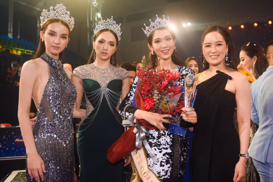 Đứng cạnh Hoa hậu chuyển giới Hương Giang, nhật Hà vẫn không hề bị lép vế.