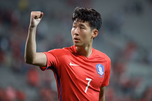 Son Heung-min (Hàn Quốc): Asian Cup trở nên hấp dẫn hơn với sự góp mặt của ngôi sao Son Heung-min. Cầu thủ thuộc biên chế câu lạc bộ Tottenham có những pha xử lý thông minh, tạo nên sự khác biệt trong trận đấu với đối thủ Trung Quốc. Chiến thắng 2-0 giúp đội tuyển Hàn Quốc hừng hực khí thế tiến vào vòng trong với vị thế dẫn đầu bảng C. Quang Hai lot top 10 cau thu xuat sac o luot tran thu 3 Asian Cup hinh anh 4