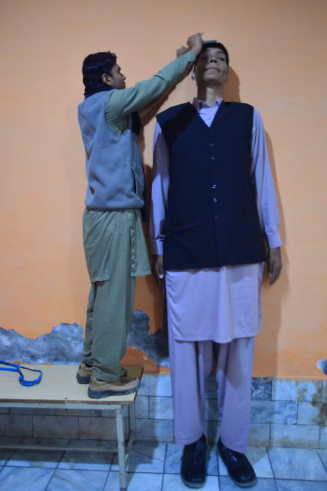 Cao đến gần 2 mét rưỡi, thanh niên Pakistan khổ sở vì mãi không tìm được người yêu - Ảnh 2. Cao đến gần 2 mét rưỡi, thanh niên Pakistan khổ sở vì mãi không tìm được người yêu - Ảnh 2.