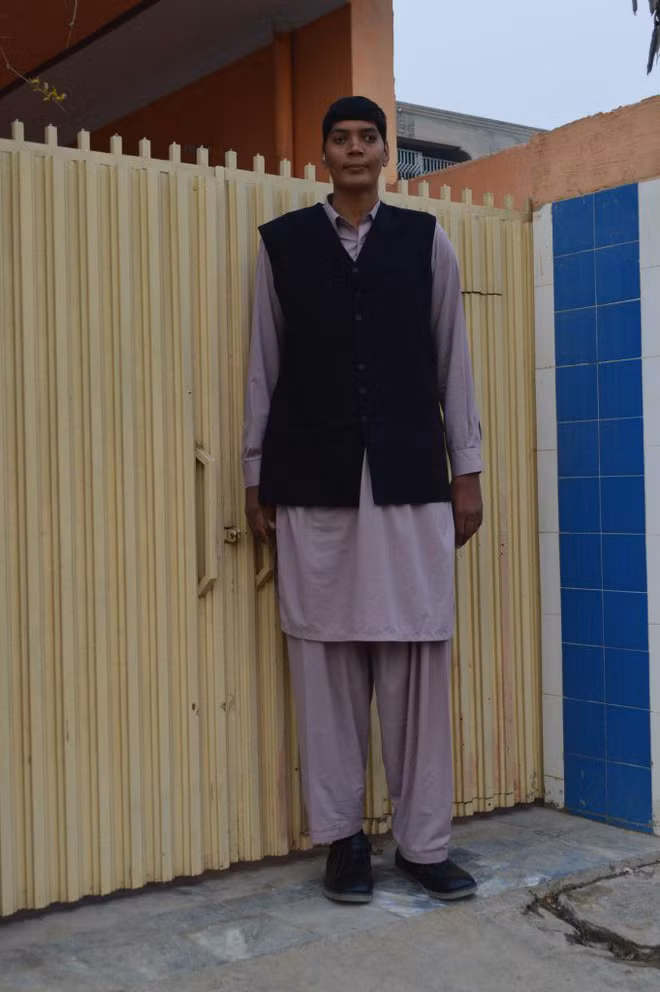 Cao đến gần 2 mét rưỡi, thanh niên Pakistan khổ sở vì mãi không tìm được người yêu - Ảnh 2. Cao đến gần 2 mét rưỡi, thanh niên Pakistan khổ sở vì mãi không tìm được người yêu - Ảnh 2.