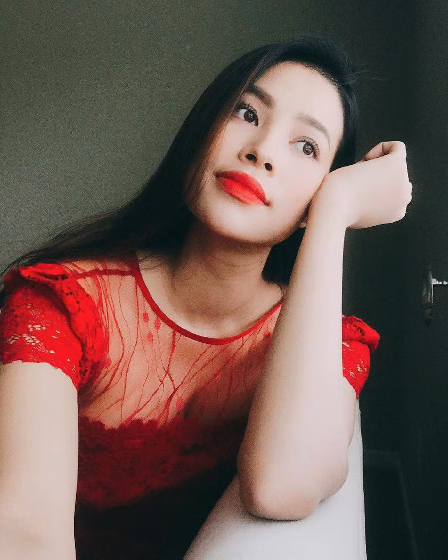 Phạm Hương khoe mái tóc dài của mẹ cha, dân mạng vẫn khẳng định cô vừa sinh xong chỉ vì 1 chi tiết-1