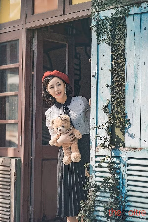 Hiện tại, ngoài giờ học Quỳnh Kool đang tham gia bộ phim truyền hình 30 tập mang tên "Vòng tay bè bạn" của đạo diên Bùi Quốc Việt. Phim sẽ được phát sóng vào cuối năm nay.Trong phim, Quỳnh Kool vào vai tên là Quế- 1 cô gái có cá tính, sống ở quê nghèo cùng mẹ. Vì hai mẹ con không hợp tính nên thường xuyên diễn ra sự mâu thuẫn. Hơn nữa, Quế vì không đỗ đại học nên buộc ở nhà đi làm”.